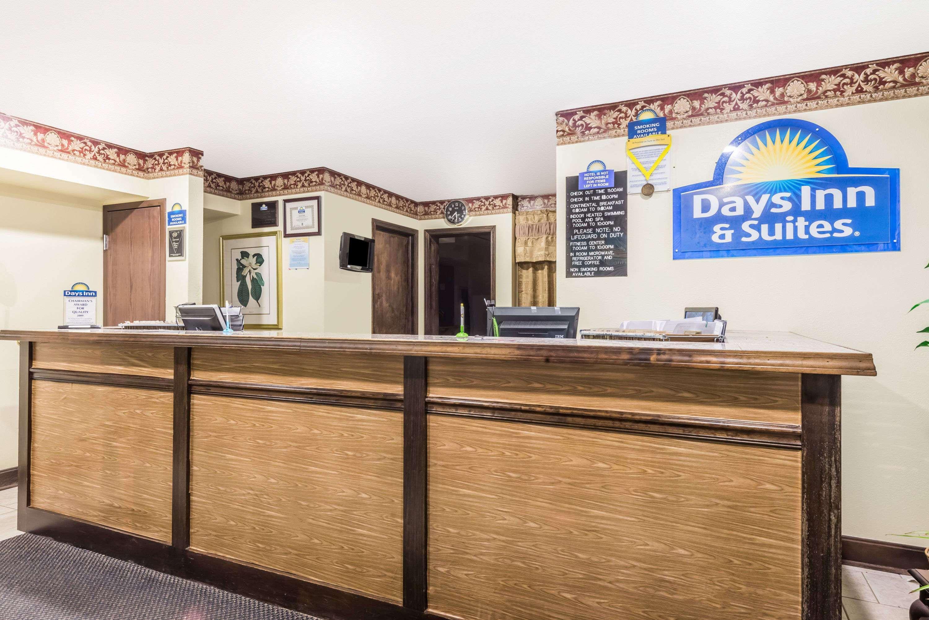 Days Inn & Suites By Wyndham Youngstown / Girard Ohio Esterno foto